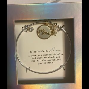 Silver “Wonderful Mom” Bracelet